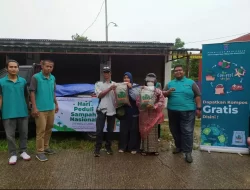 Warga Di Situ Pengasinan Menerima 300 Kantong Pupuk Gratis