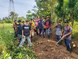 Lurah Bojongsari Baru Dan Warga Bersihkan Saluran Air, Ciptakan Lingkungan
