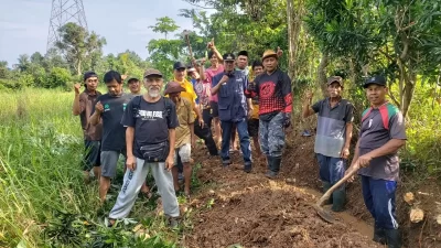 Lurah Bojongsari Baru Dan Warga Bersihkan Saluran Air, Ciptakan Lingkungan