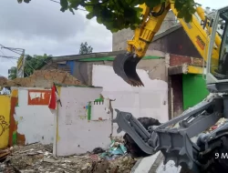 Bongkar Bangunan Simpang Ramanda, DPUPR Turunkan Alat Berat