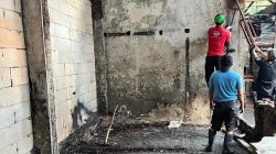 Pedagang Bersihkan Puing Kios Pasar Kemiri Muka Pasca Kebakaran