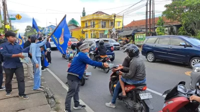 Katar Bojongsari Bagikan 1000 Takjil ke Pengguna Jalan