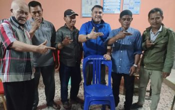 Intan Fauzi-Iwan Adriansyah Beri Bantuan Ribuan Kursi Kepada Pengurus RW di Kelurahan Mampang
