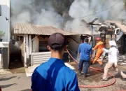 Atasi Kebakaran di Pancoran Mas, Damkar Depok Kerahkan 5 Mobil Damkar