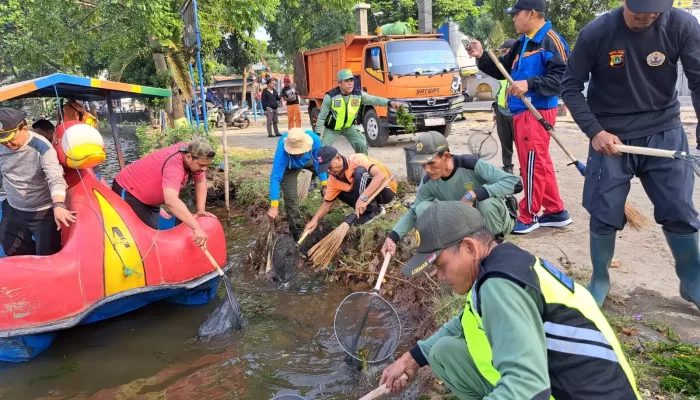 Kelurahan Kalibaru Bersama Stakeholder Bersih-Bersih Situ Cilodong