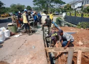 DPUPR Pasang Penyanggah Batu Kali pada Jalan Amblas GDC Kalibaru 