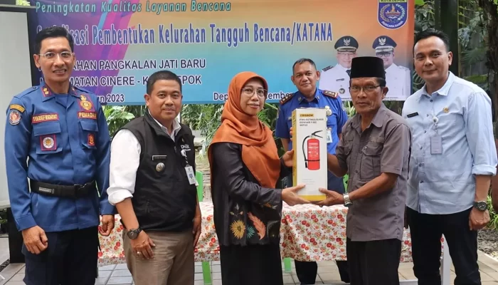 Sebanyak 20 APAR Dibagikan Kelurahan Pangkalan Jati Baru ke RW dan Posyandu