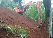 DPUPR Terjunkan Alat Berat Bersihkan Material Longsor di Lahan Yonhubad Jatijajar