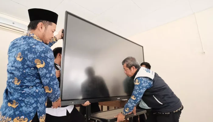Smart Board, Lengkapi Pembelajaran Digital di MIN 1 Depok