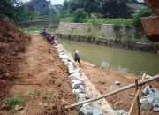 Turap Kali Angke Sepanjang 10 Meter Diperbaiki