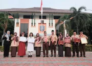 Wali Kota Serahkan Penghargaan ke Kepala Dinas
