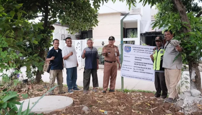 Lurah Jatijajar Tinjau Pembangunan Sumur Resapan