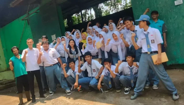 Puluhan Siswa SMK Citra Negara Kunjungi UPS Beji, Belajar Pengelolaan Sampah Organik