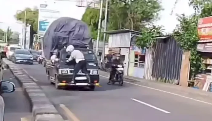 Viral! Petugas Dishub Depok di Atas Kap Mobil