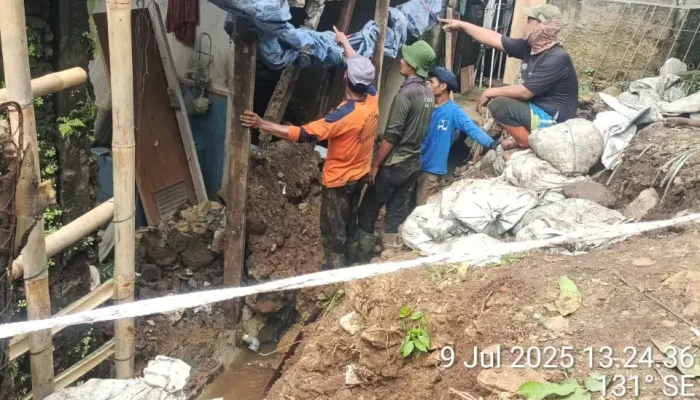 DPUPR Bersihkan Saluran Air di Sukamaju yang Tertutup Longsor