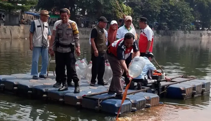 Situ Pedongkelan Diguyur 2.500 Liter Eco Enzyme