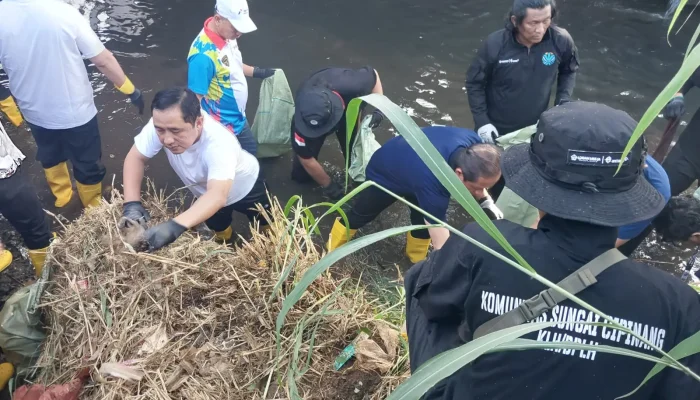 Chandra Imbau Warga Tak Buang Sampah ke Sungai Cipinang