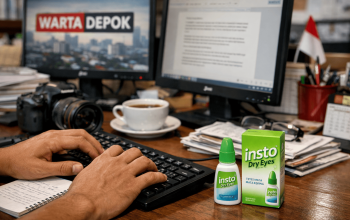 Ilustrasi PRESISI: Di balik layar redaksi Warta Depok, jemari tak henti mengetik dan mata terus bekerja membaca realitas. Di antara tumpukan naskah, kamera, dan layar yang menyala, INSTO Dry Eyes setia menemani, membantu menjaga kenyamanan mata agar ketelitian tetap terjaga dan berita lahir dengan kejernihan.